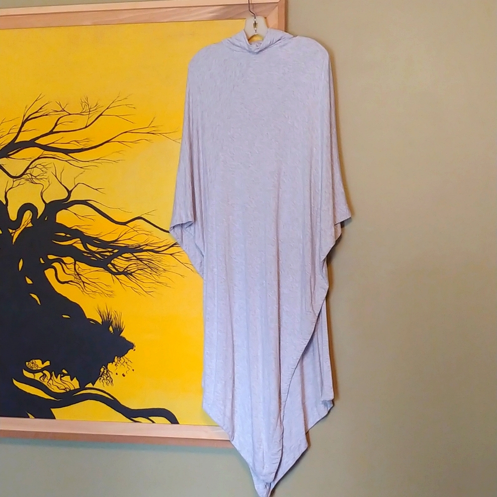 Dramatic Poncho - Picture 2 of 3
